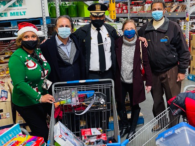 Una temporada navideña saludable comienza con la donación a Shop With A Cop. En la foto, de izquierda a derecha: Dra. Donna Leak, Superintendente del Distrito 168 de las Escuelas Consolidadas de la Comunidad; Raúl Garza, Presidente y Director General de Aunt Martha's; Malcolm White, Jefe de Policía de Sauk Village; Allison Van Gerpen, Administradora Ejecutiva Superior de Aunt Martha's; Derrick Burgess, Alcalde de Sauk Village